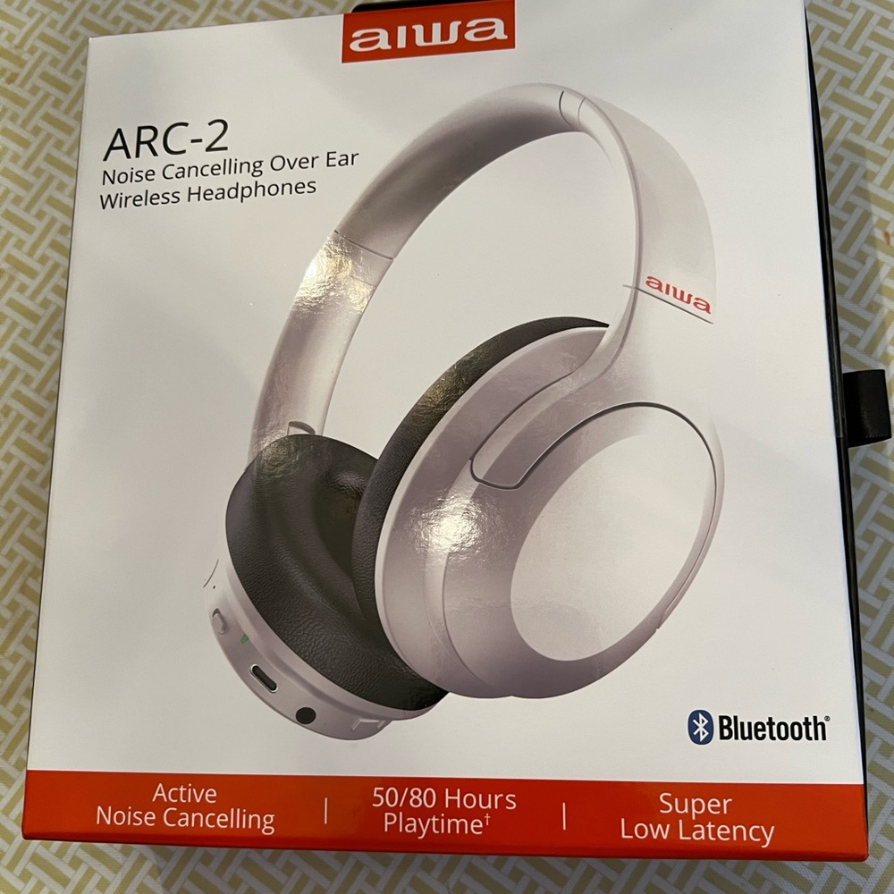 Noise cancelling over the ear wireless headphones